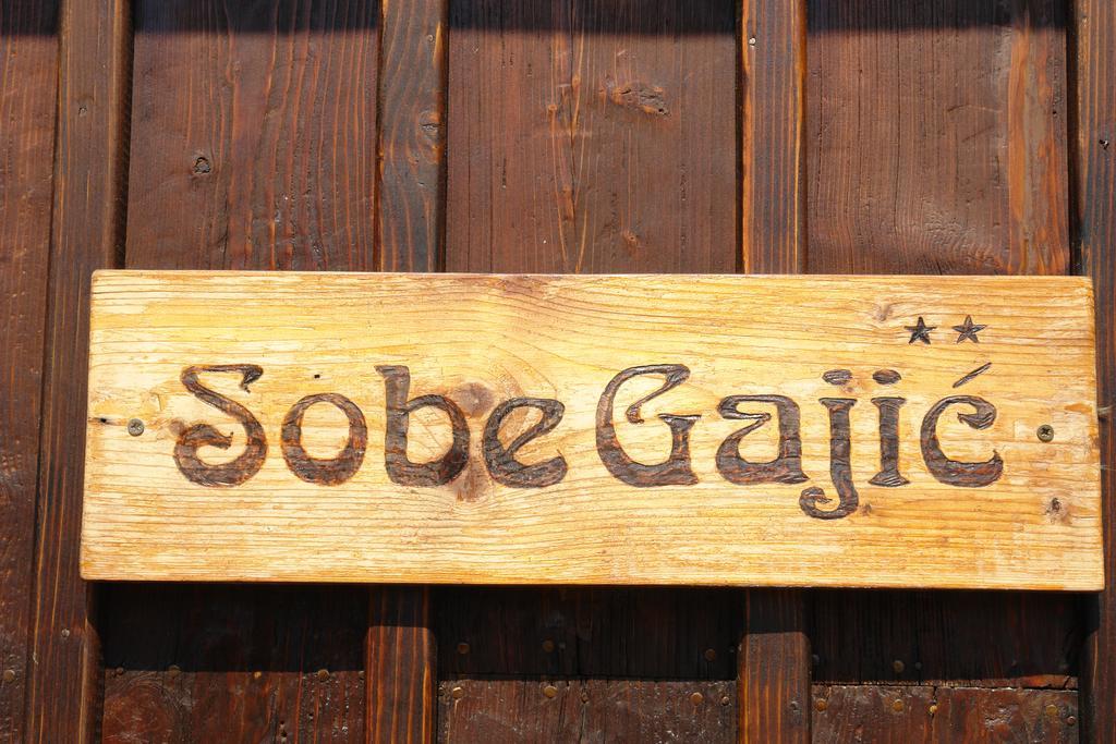Sobe Gajic スレムスキ・カルロヴツィ エクステリア 写真
